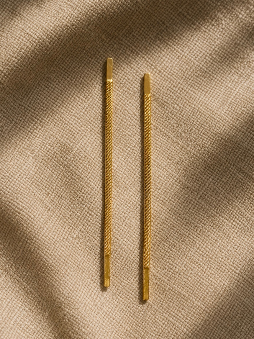 Brincos pendentes com corrente dourada