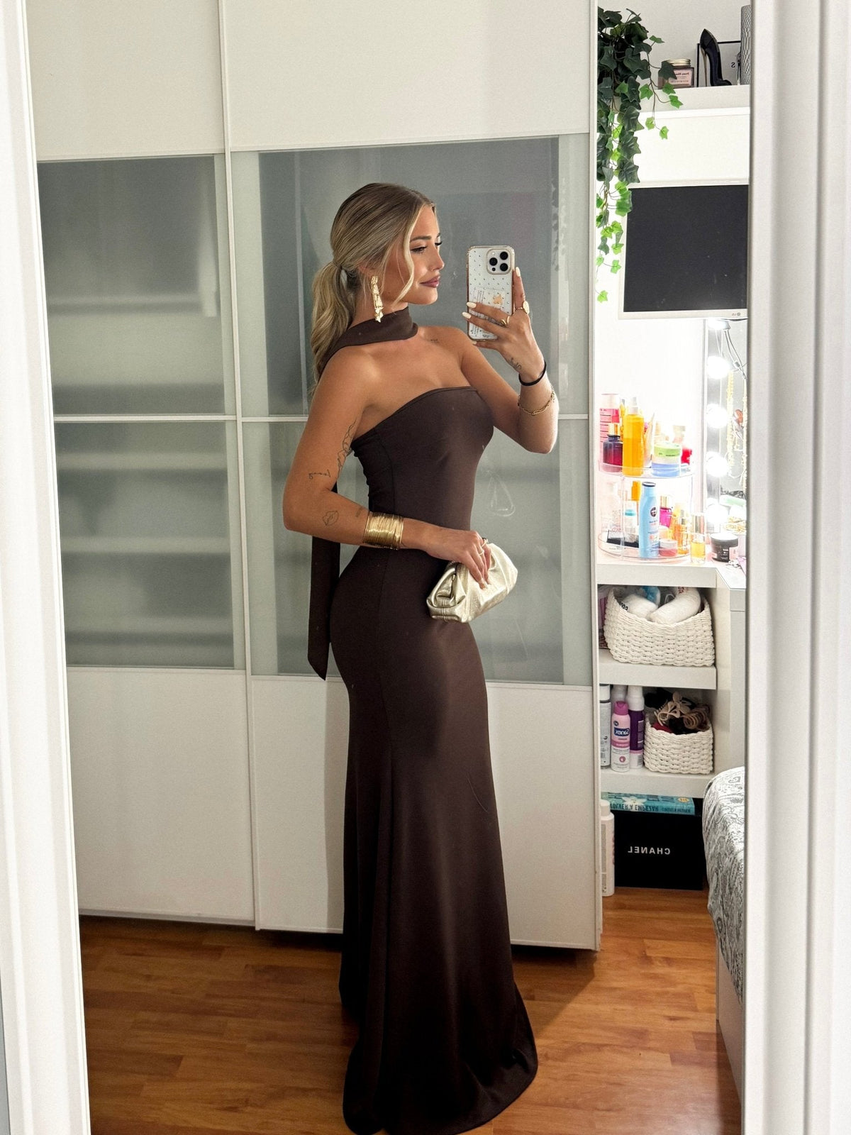 Vestido sereia com gola alta em tule castanho