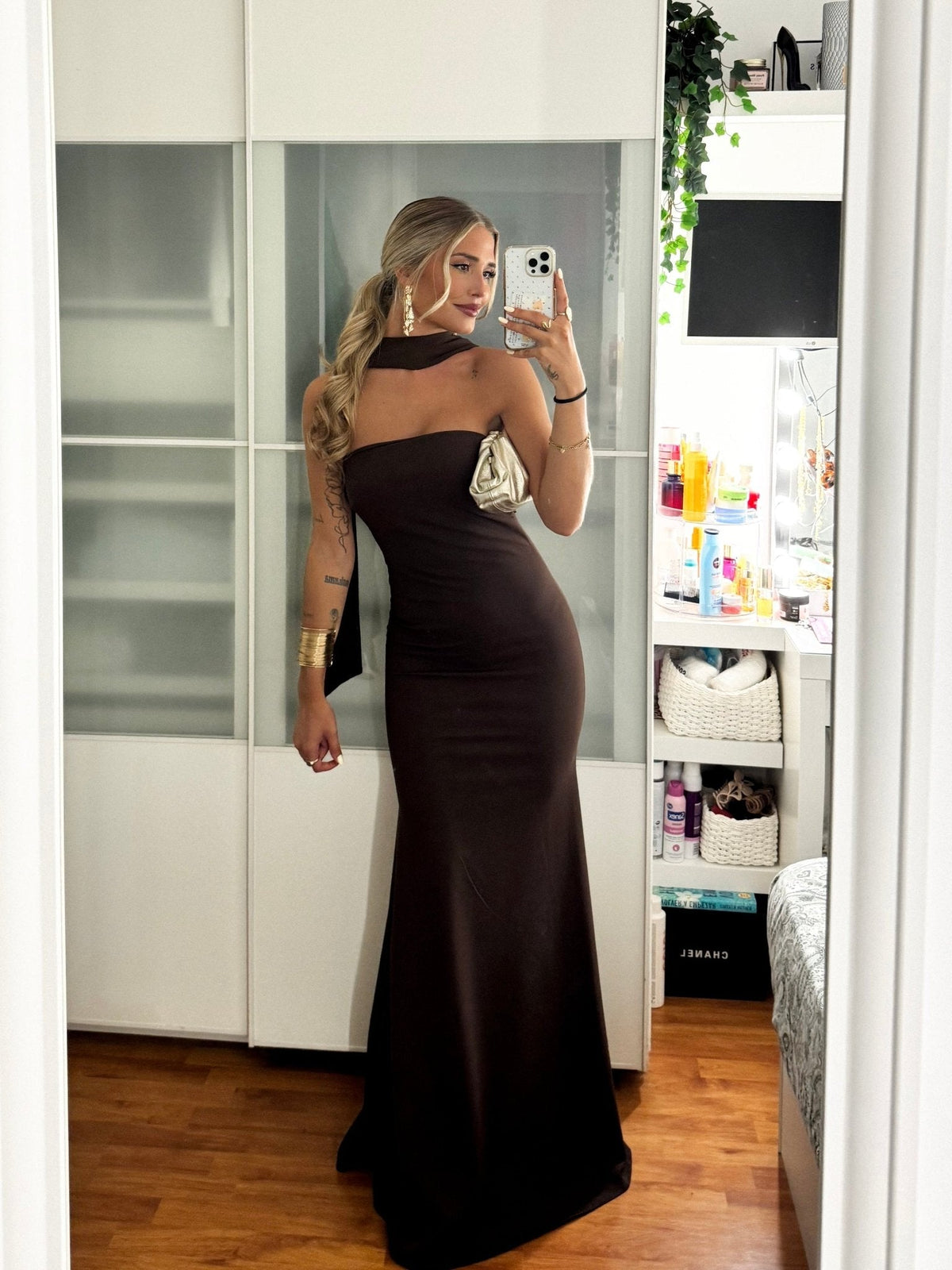 Vestido sereia com gola alta em tule castanho