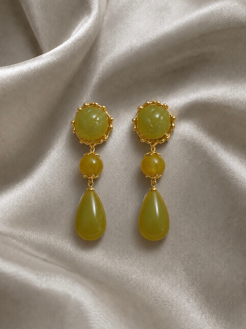 Brincos em cascata com pingentes em forma de gota e pedras verdes