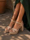 Sandalia beige con tiras cruzadas