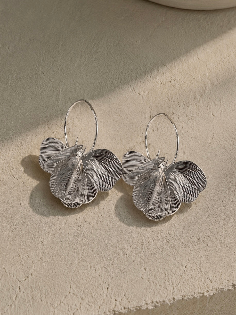 Brincos de argola com flores prateados