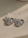 Pendientes de aro con flores plateados