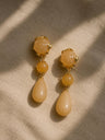 Pendientes de cascada con dijes en forma de gota y piedras amarillas