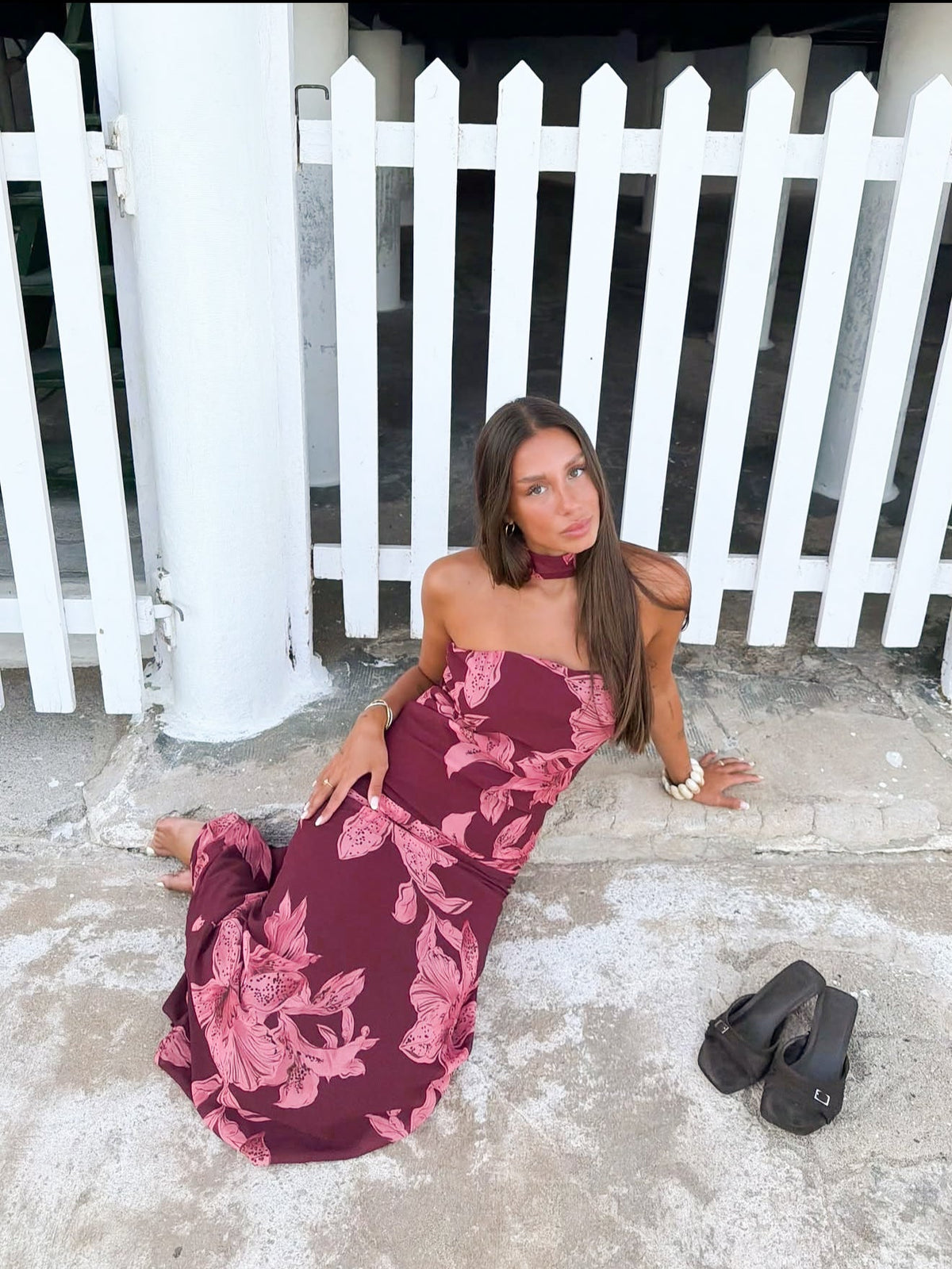 Vestido com gola choker com padrão em cor de bordô