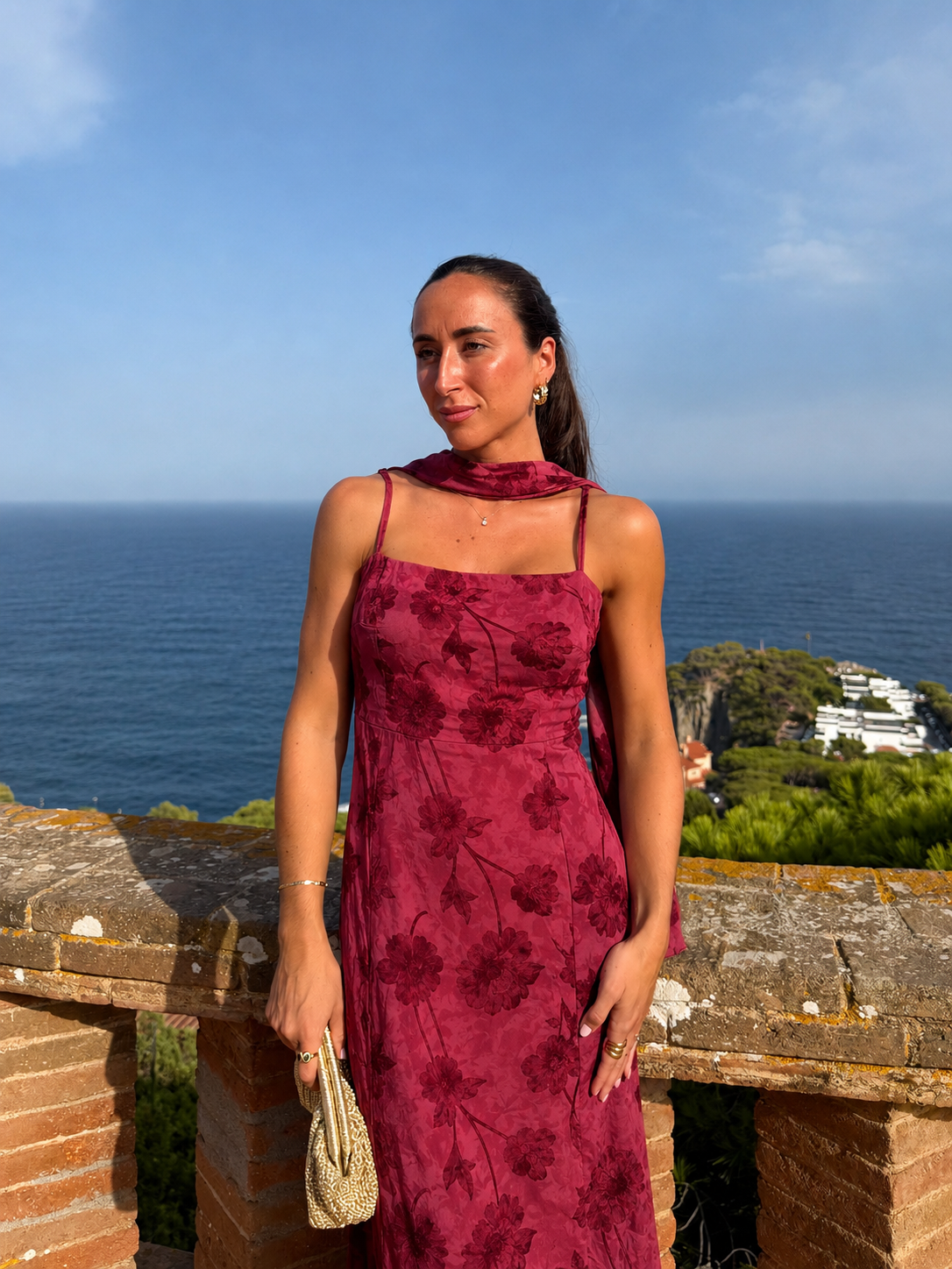 Vestido de georgette com padrão em cor de bordô
