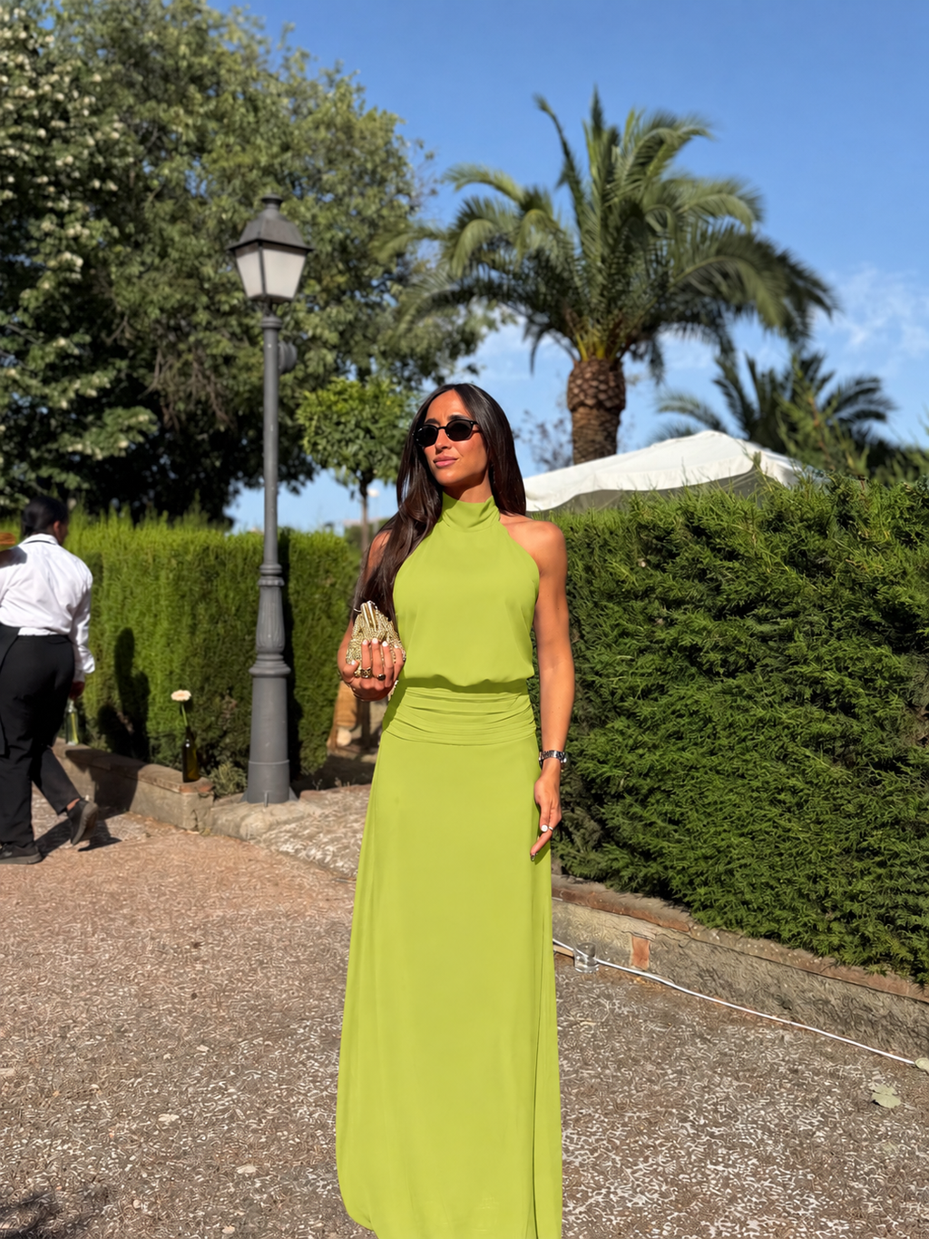 Vestido com decote halter e cintura drapeada, cor de azeitona