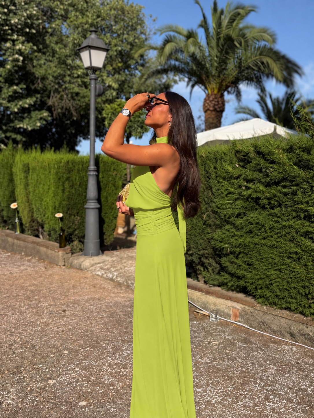 Vestido com decote halter e cintura drapeada, cor de azeitona