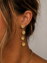 Pendientes con cadena y medallones dorados