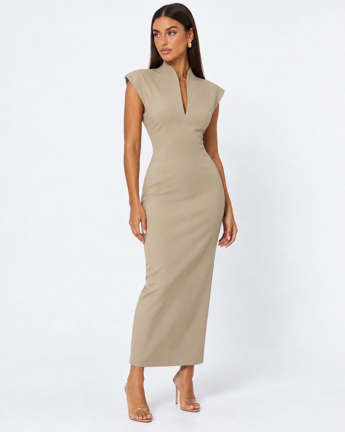 Vestido largo con escote en V y hombros estructurados