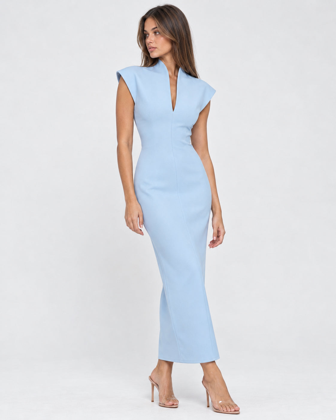 Vestido largo con escote en V y hombros estructurados