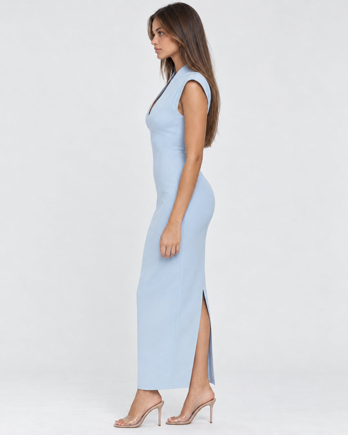 Vestido largo con escote en V y hombros estructurados