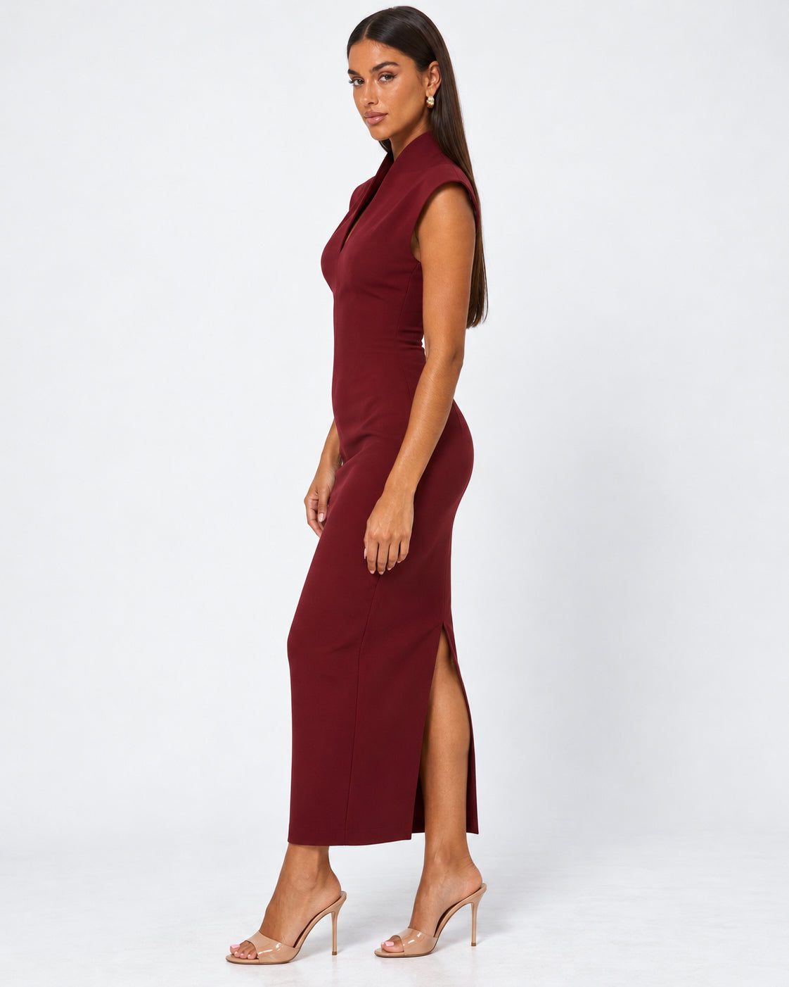 Vestido largo con escote en V y hombros estructurados