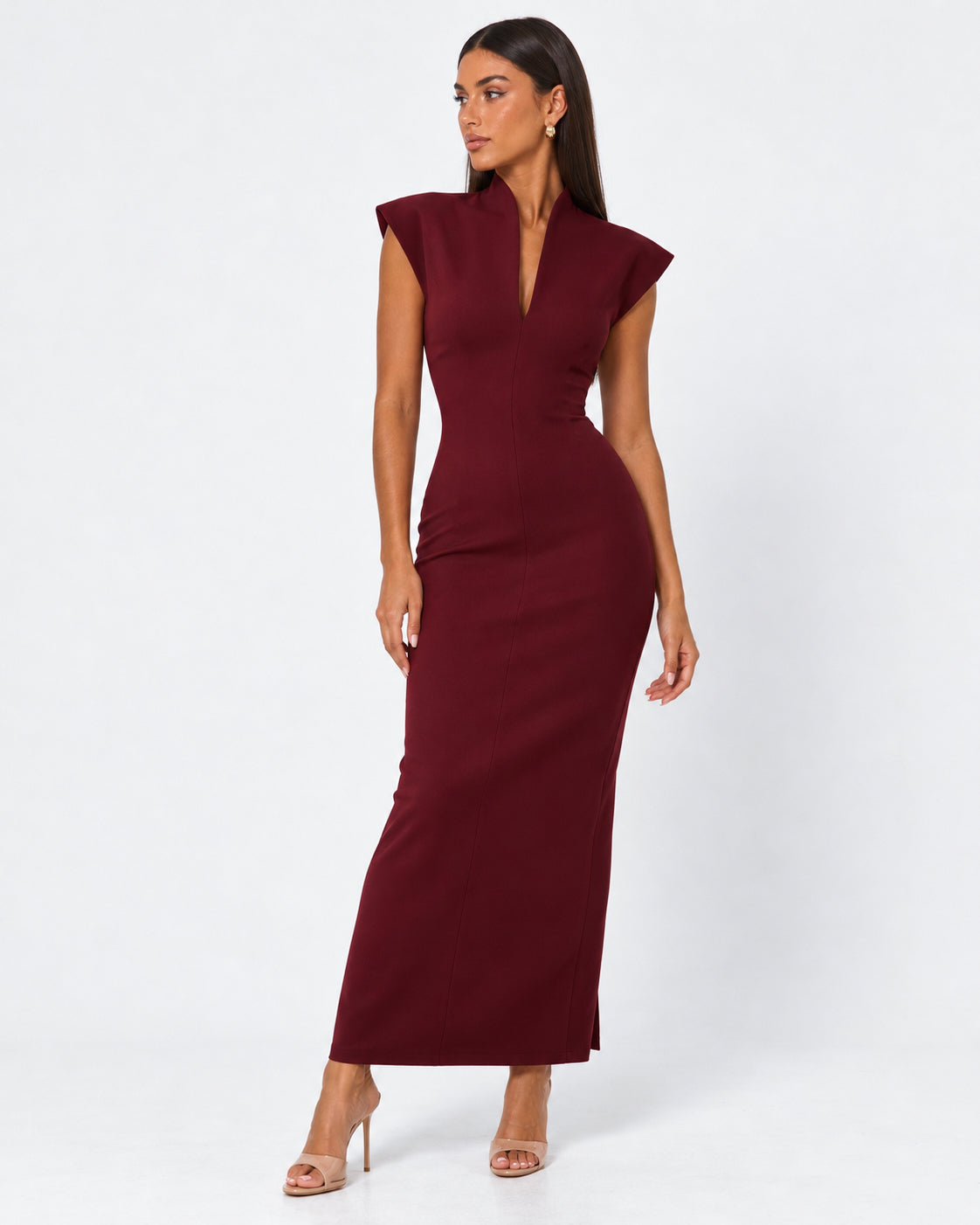 Vestido largo con escote en V y hombros estructurados