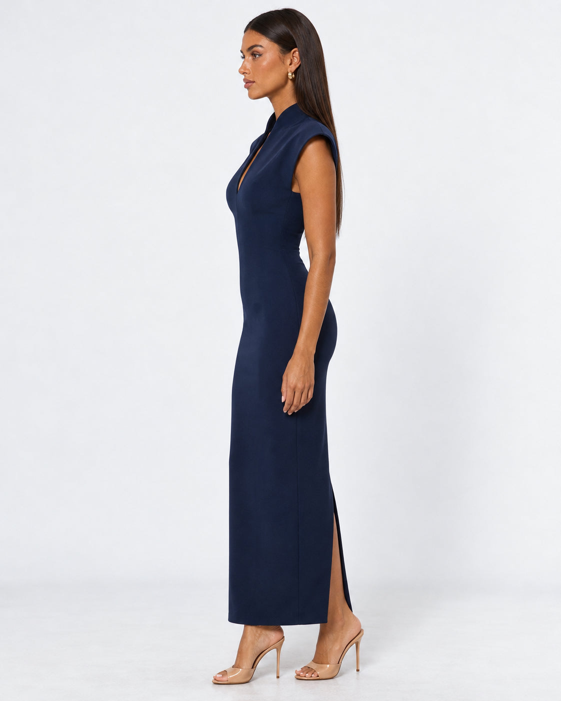 Vestido largo con escote en V y hombros estructurados