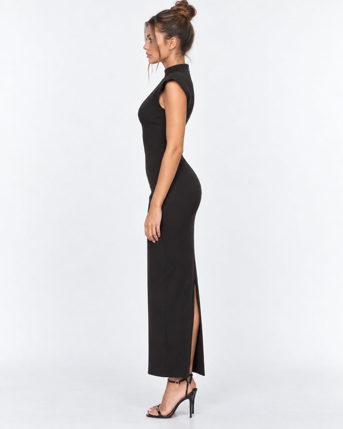 Vestido largo con escote en V y hombros estructurados