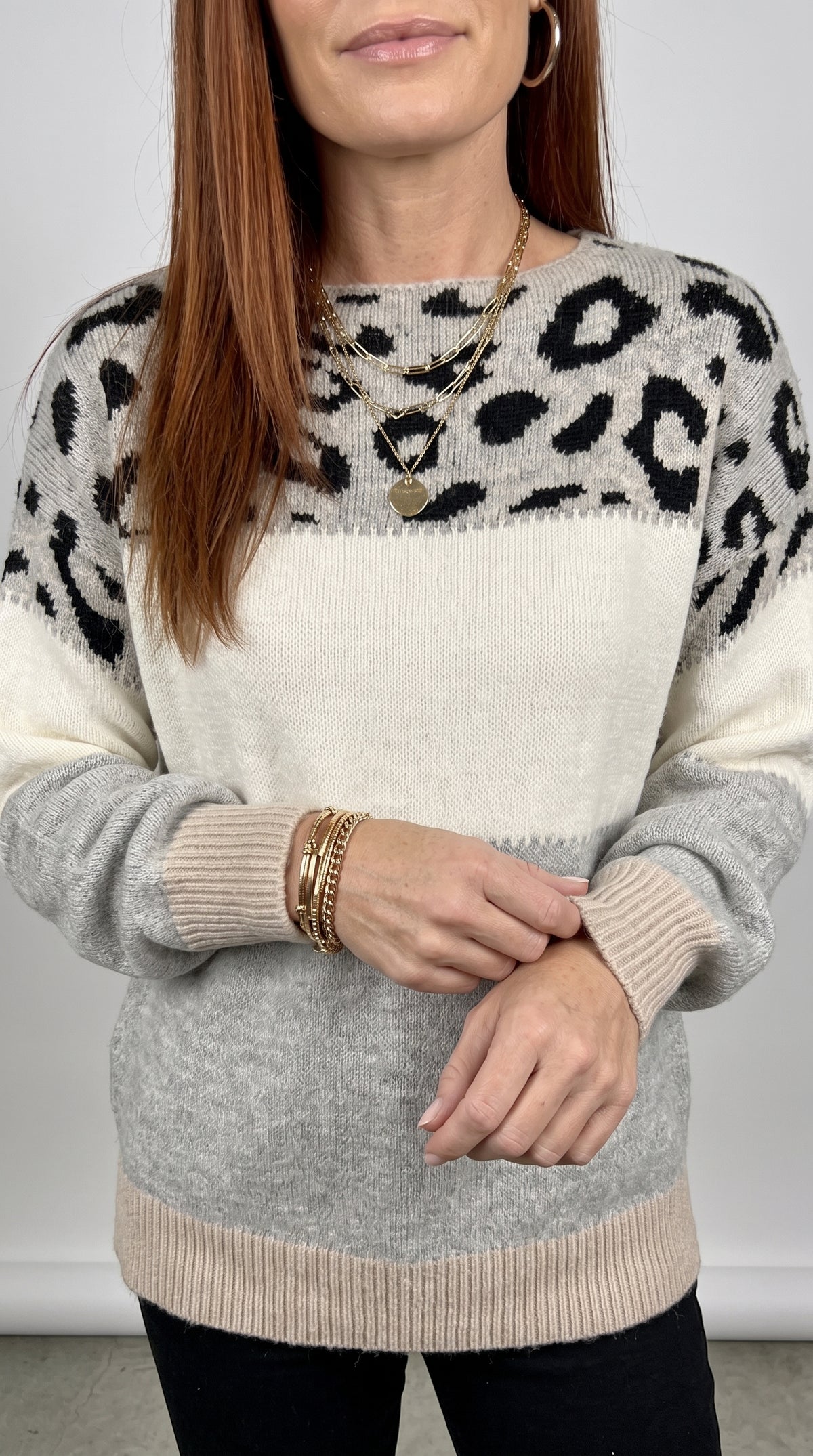 Camisola de malha cinzenta com padrão leopardo