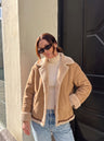Chaqueta efecto ante camel con borreguito y botones dorados