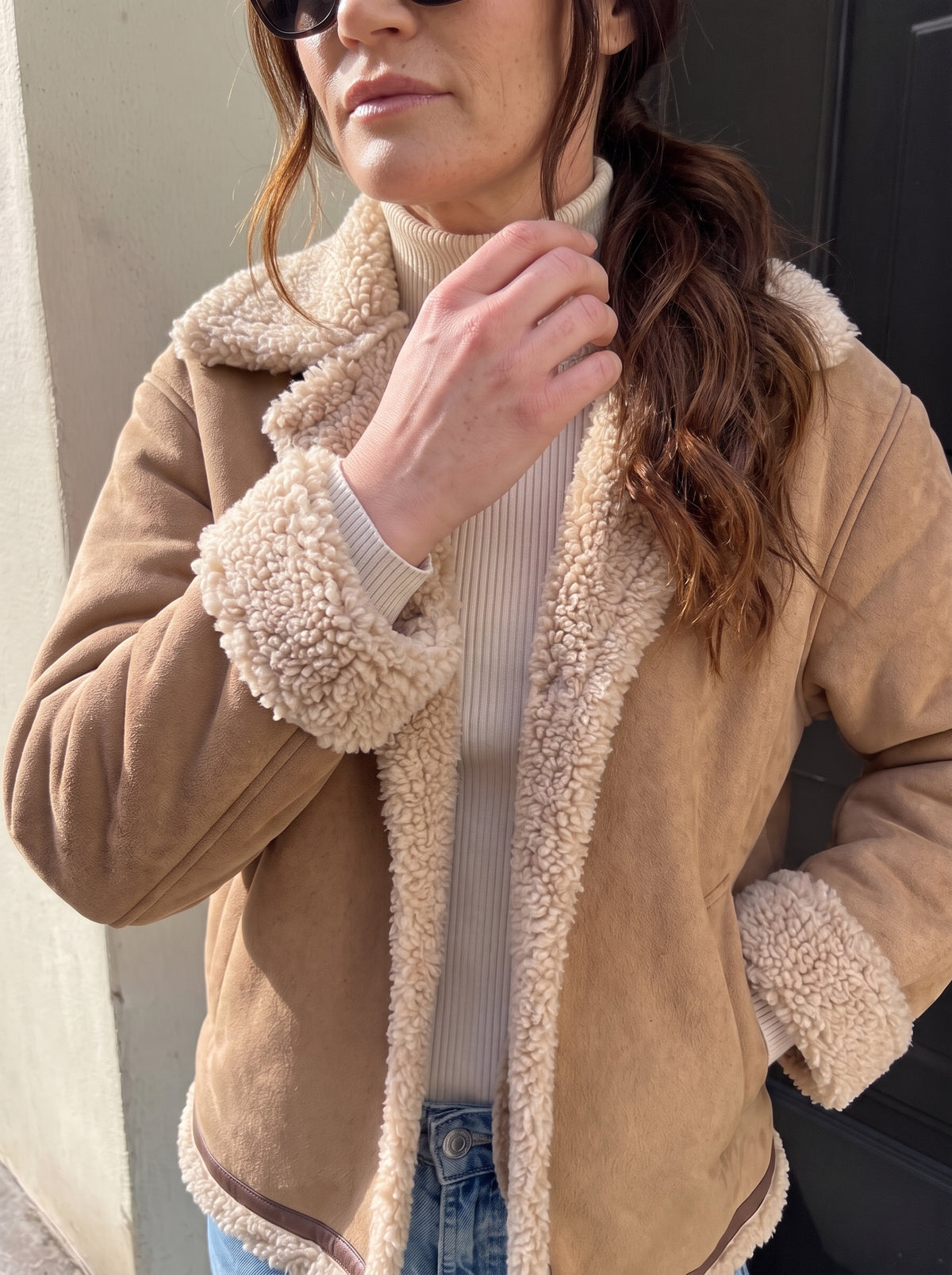 Chaqueta efecto ante camel con borreguito y botones dorados