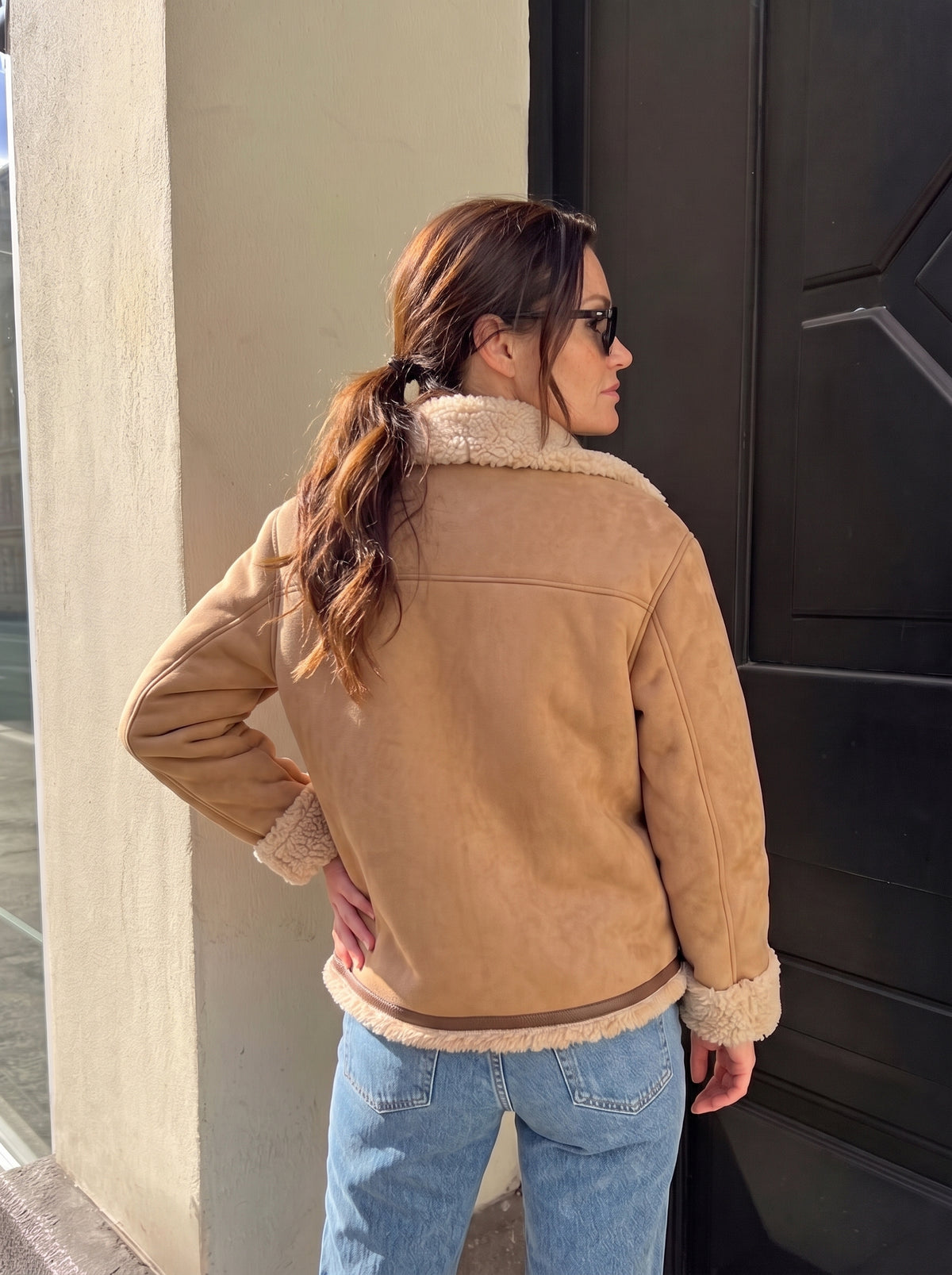 Chaqueta efecto ante camel con borreguito y botones dorados