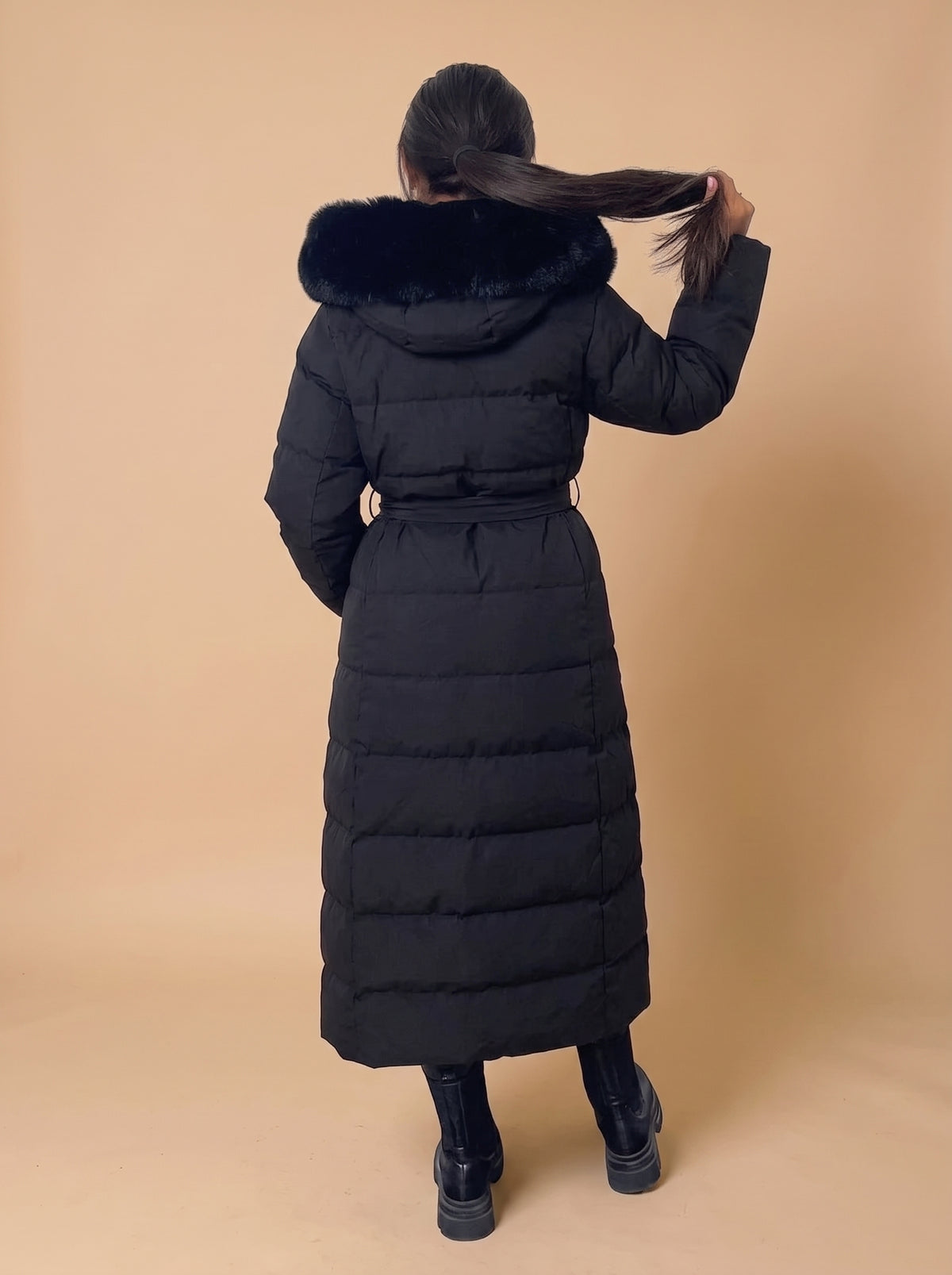 Parka comprida com pelo sintético preta