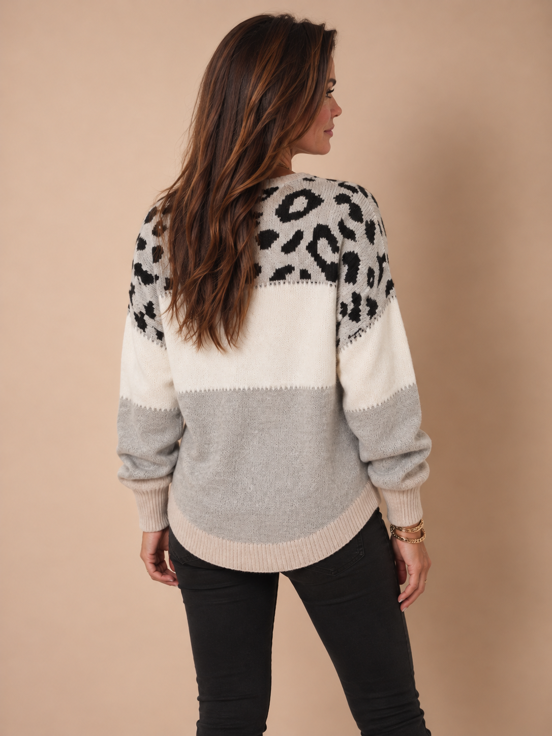 Camisola de malha cinzenta com padrão leopardo