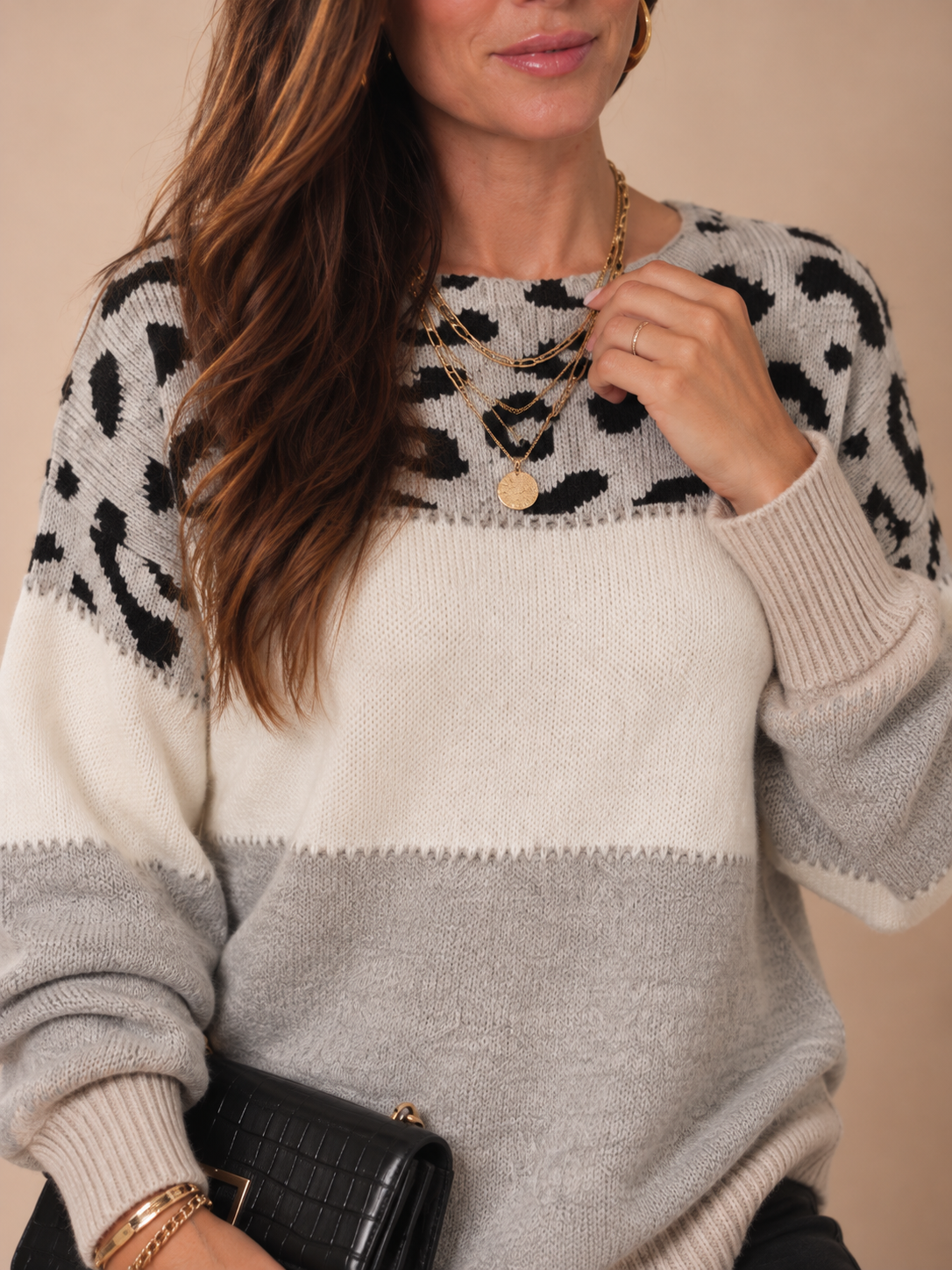 Camisola de malha cinzenta com padrão leopardo