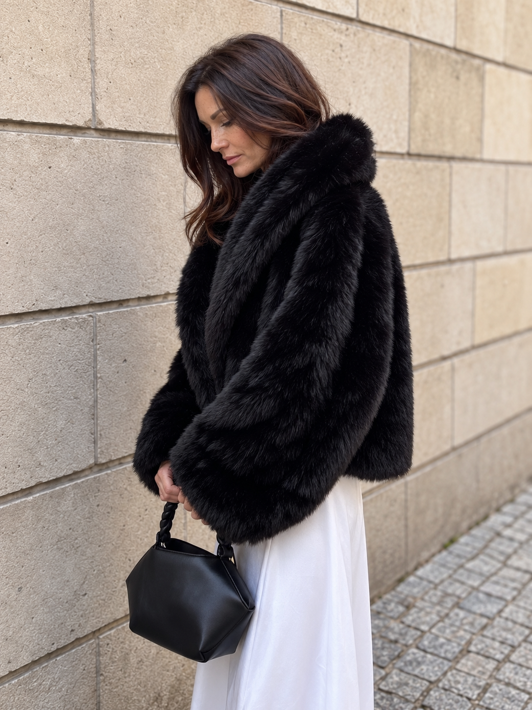 Chaqueta corta de pelo sintético negro con solapa