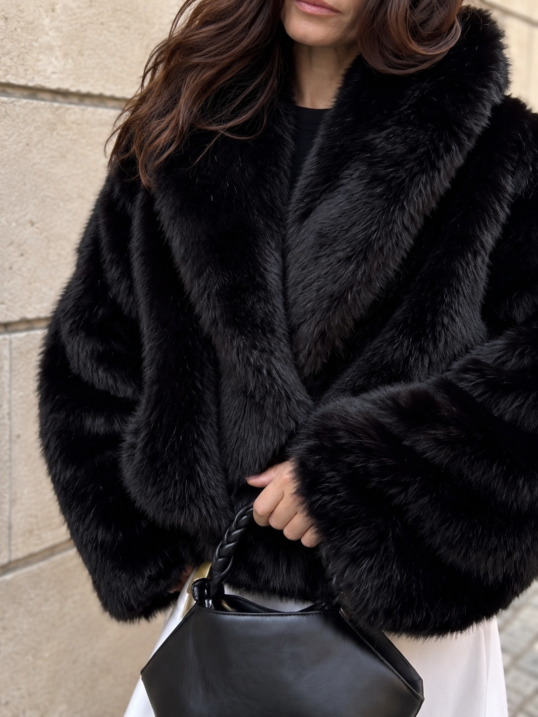 Chaqueta corta de pelo sintético negro con solapa