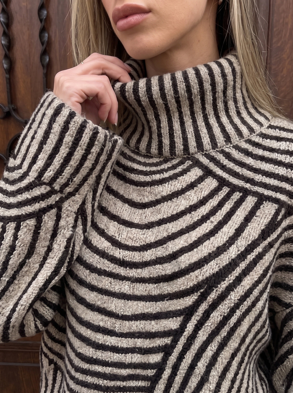 Jersey de cuello alto crema y negro con estampado de líneas