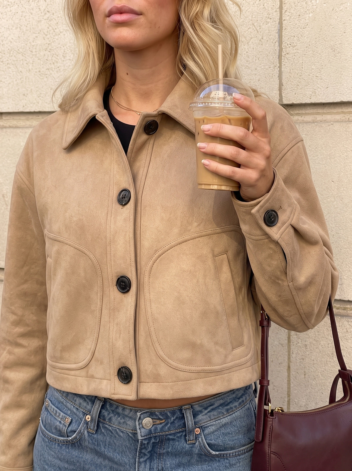 Chaqueta corta camel con cuello de camisa y botones