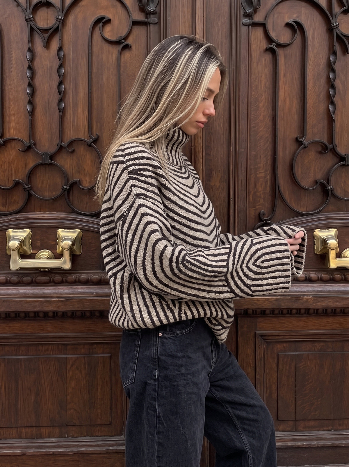 Jersey de cuello alto crema y negro con estampado de líneas