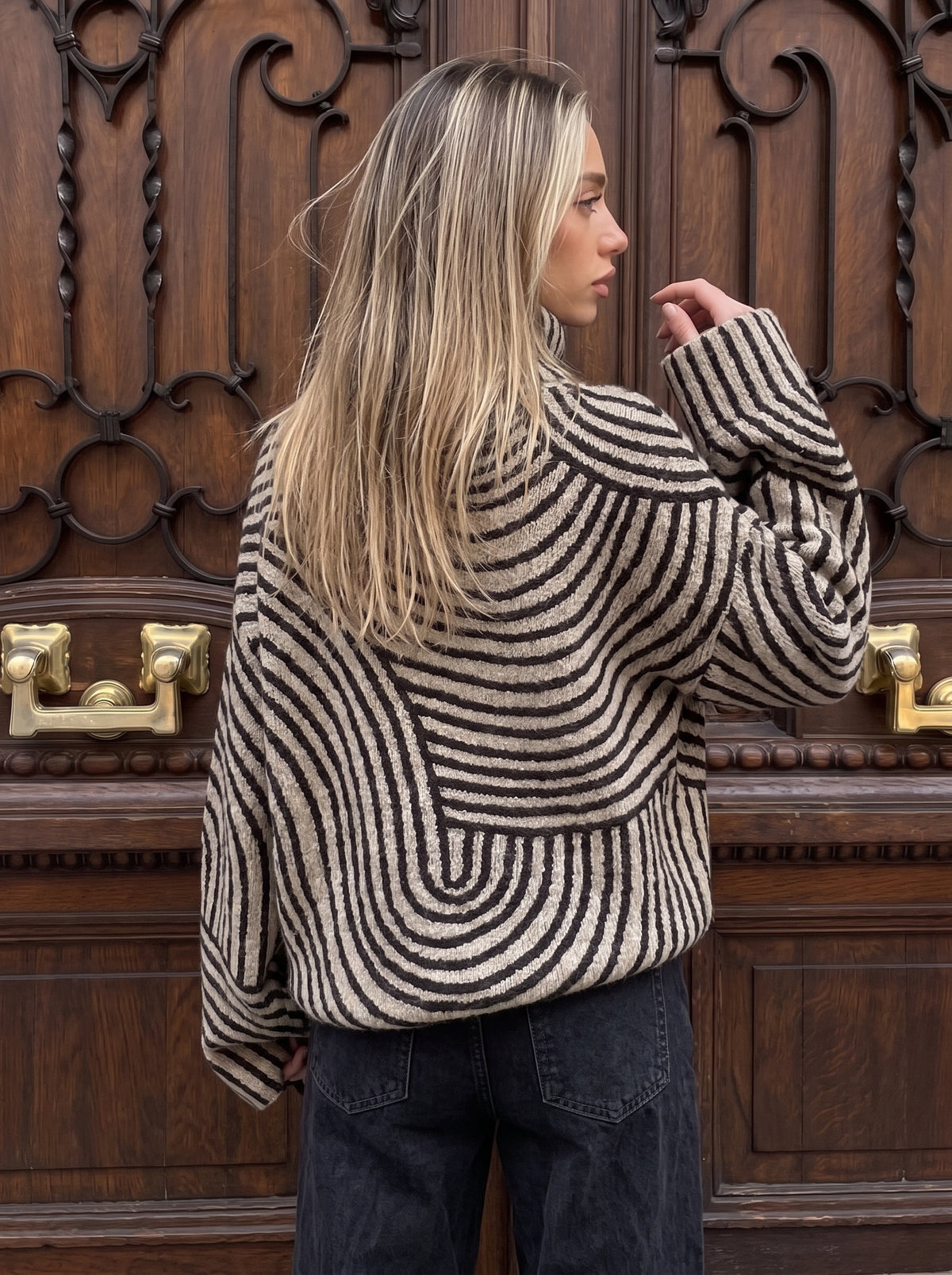 Jersey de cuello alto crema y negro con estampado de líneas