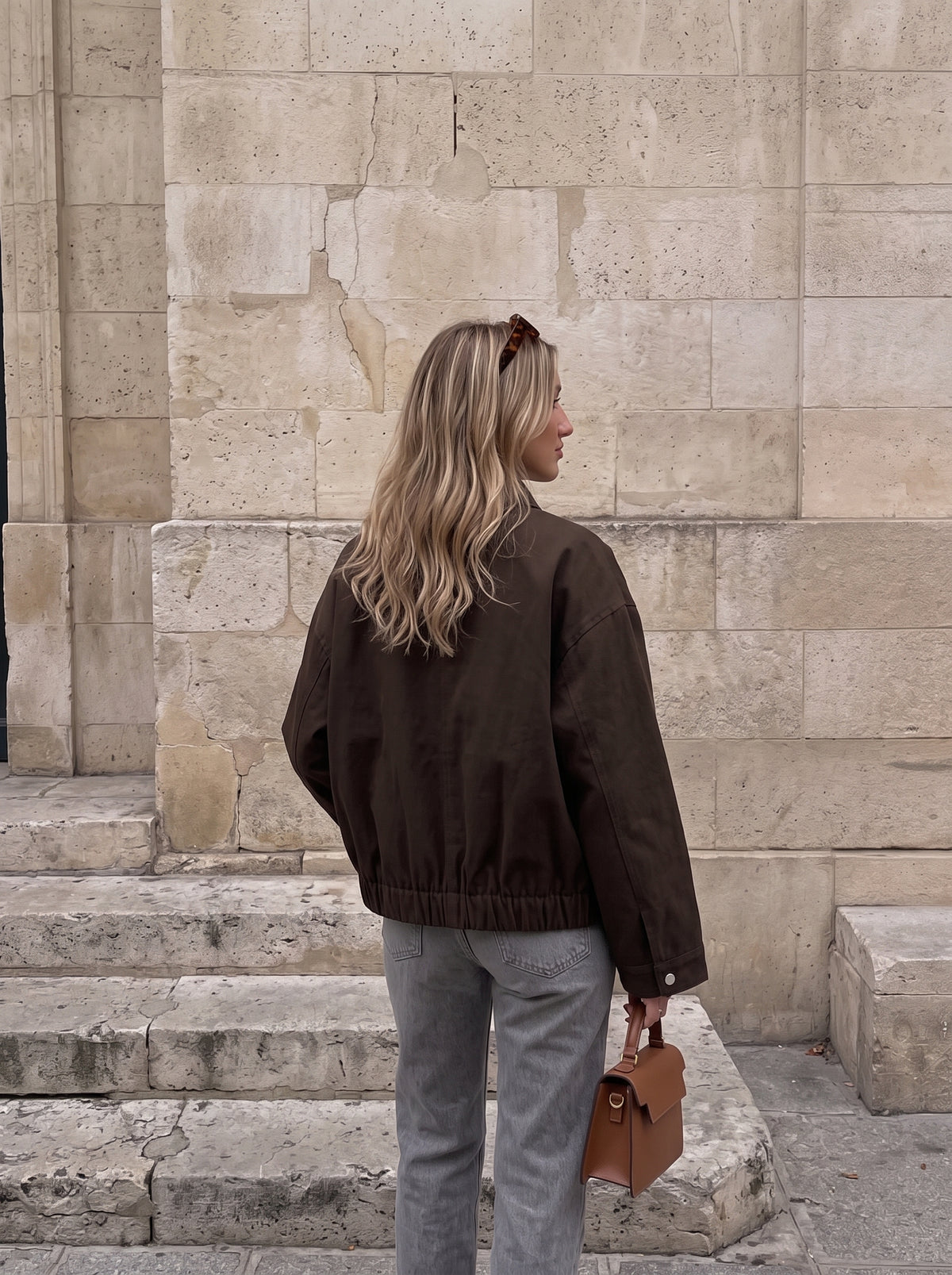 Jaqueta curta com fecho de correr e bolsos