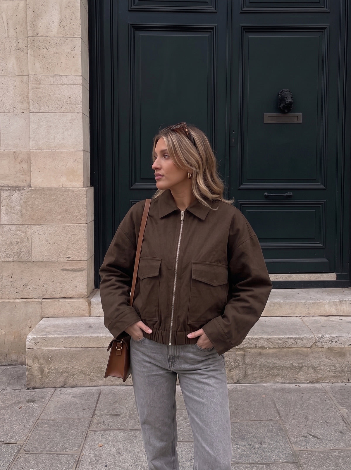 Jaqueta curta com fecho de correr e bolsos