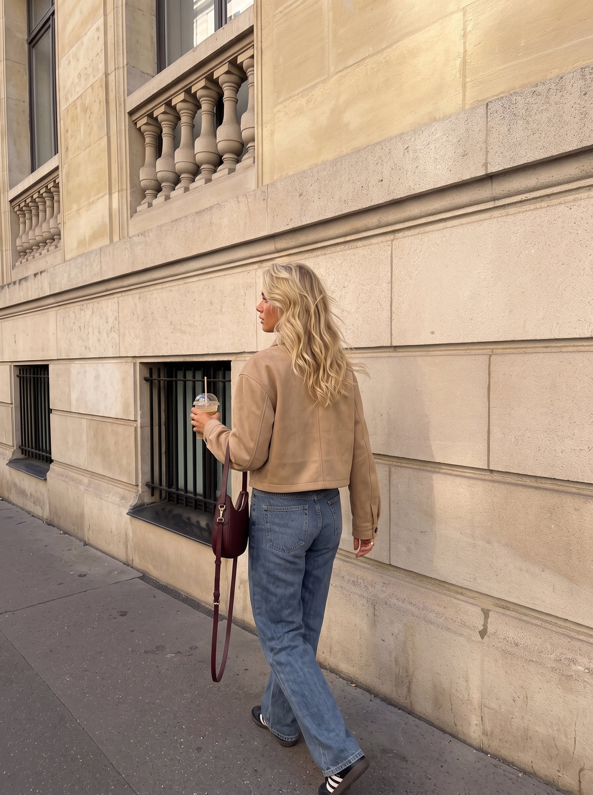 Chaqueta corta camel con cuello de camisa y botones