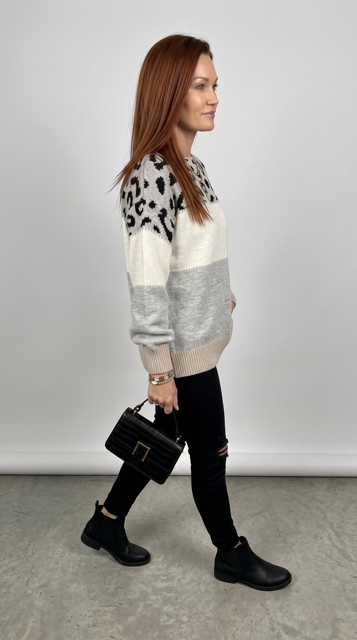 Camisola de malha cinzenta com padrão leopardo