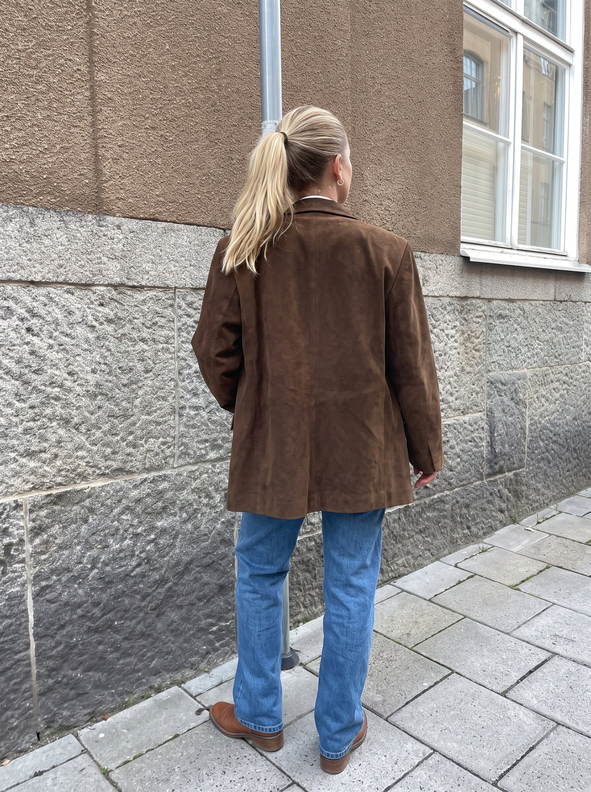 Jaqueta blazer oversize em camurça castanho