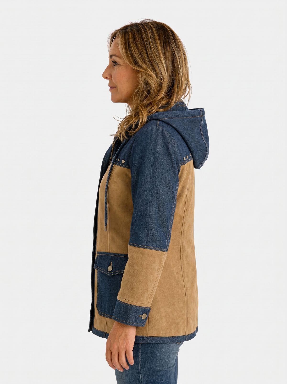 Chaqueta con capucha azul marino y camel