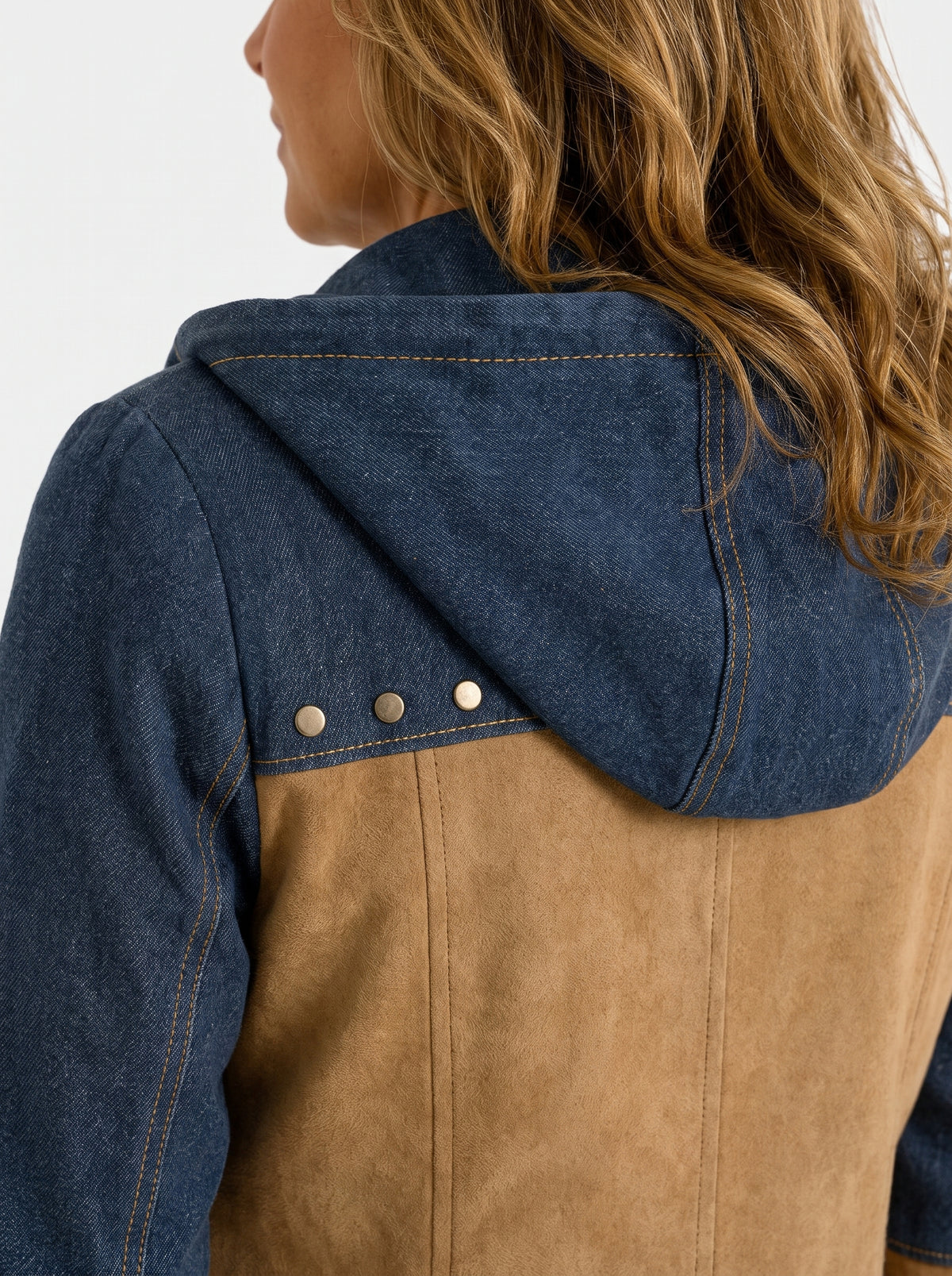 Chaqueta con capucha azul marino y camel