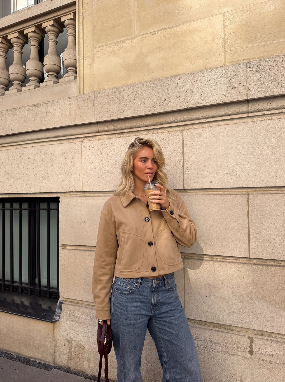 Chaqueta corta camel con cuello de camisa y botones