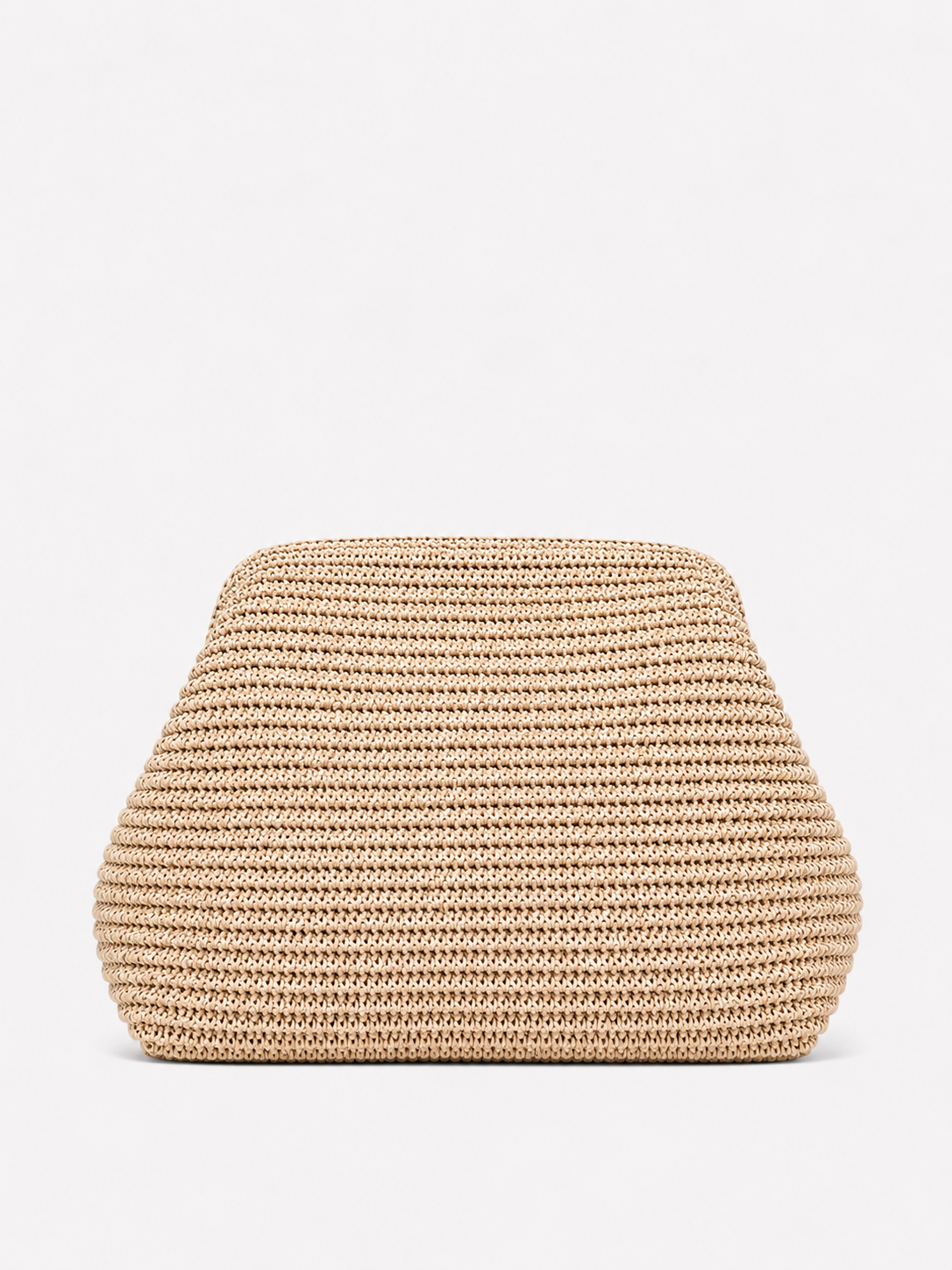 Clutch entrelaçada em ráfia bege