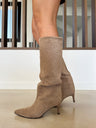 Bota de punta afilada con tacón fino, beige