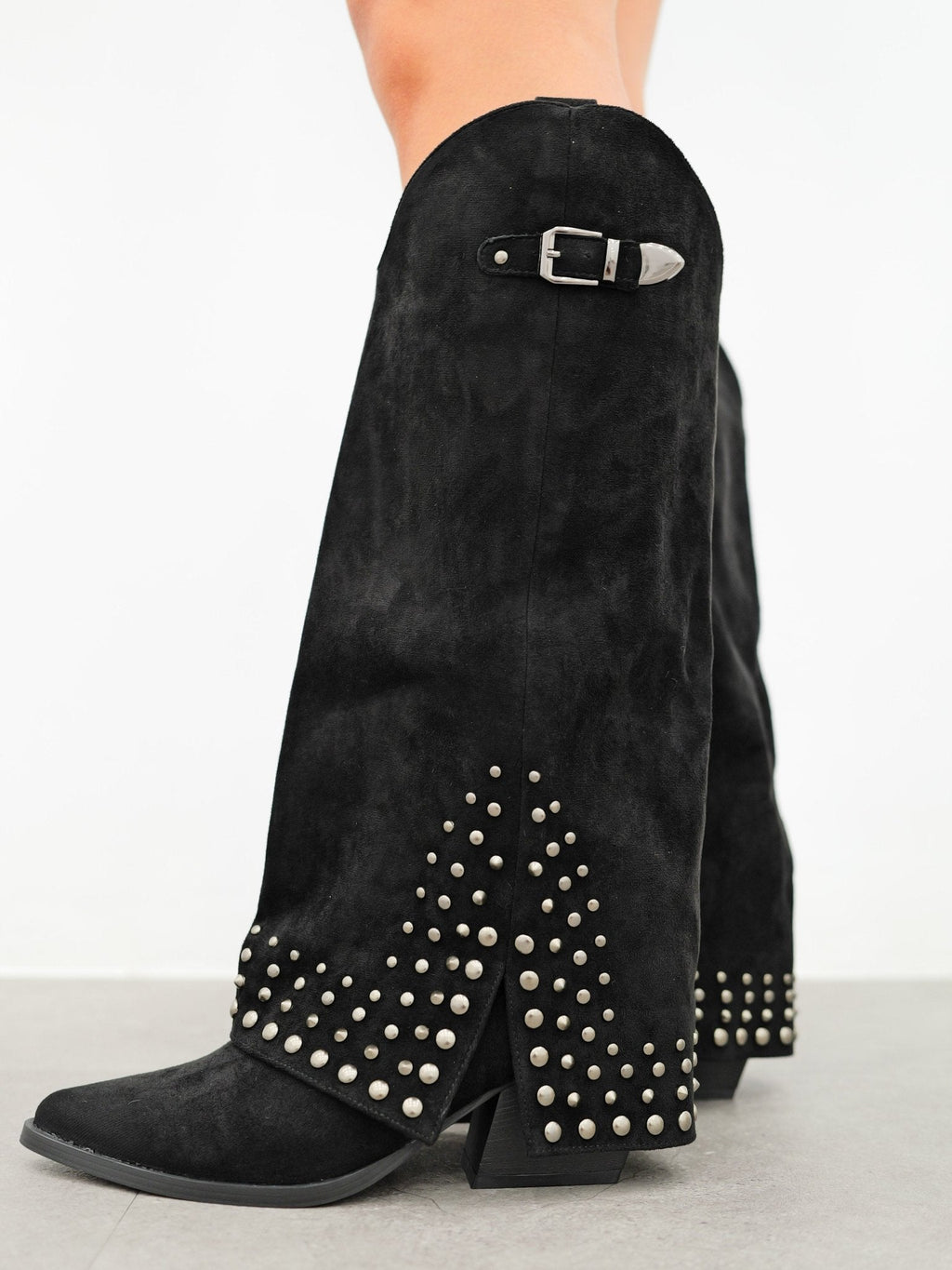 Bota de salto alto com tachas, em preto