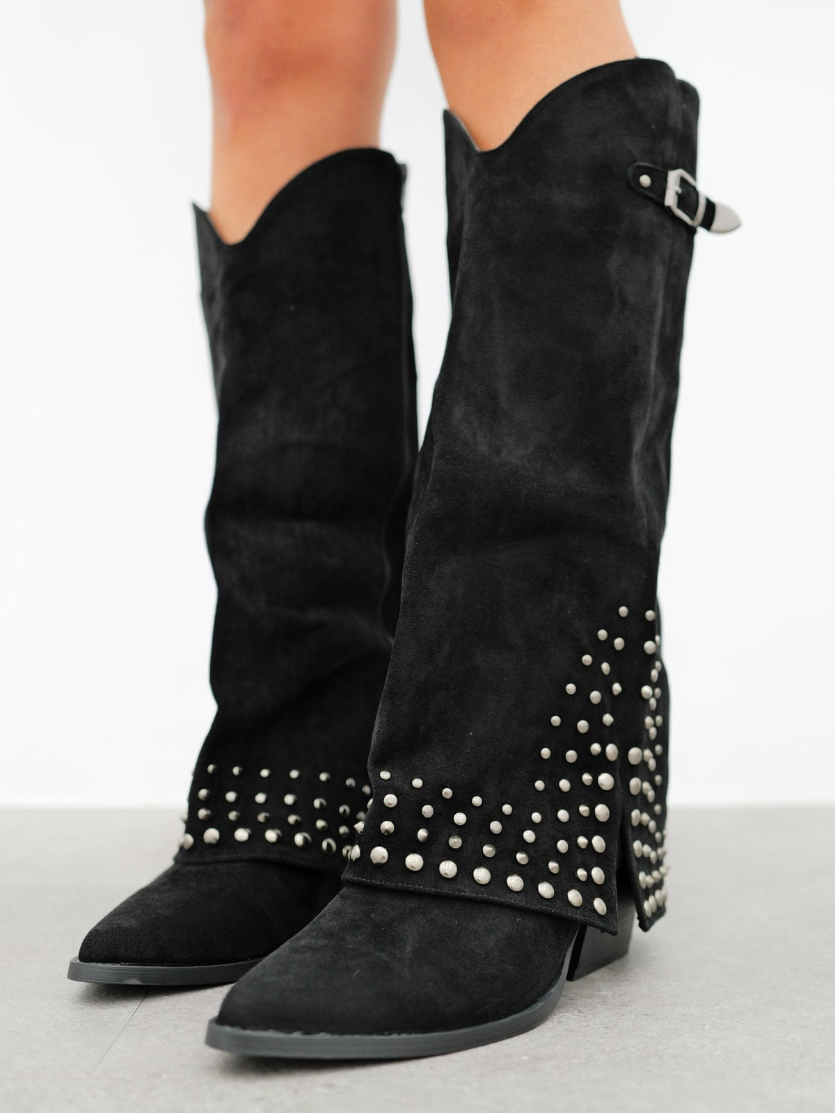 Bota de salto alto com tachas, em preto
