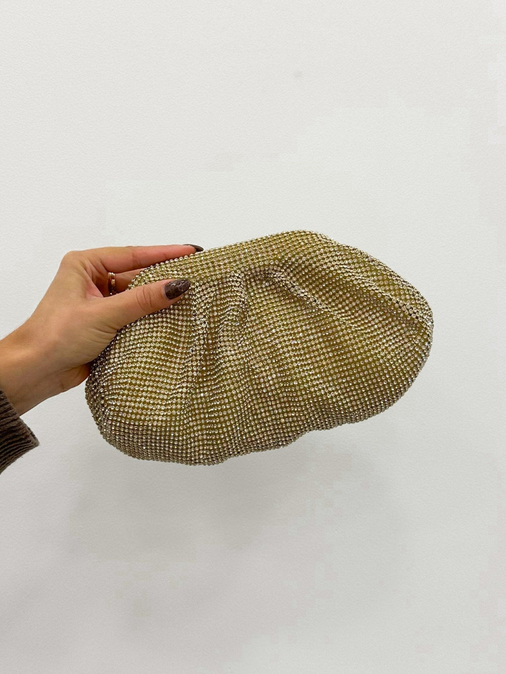 Clutch em forma de caixinha de bombons com brilhos dourados