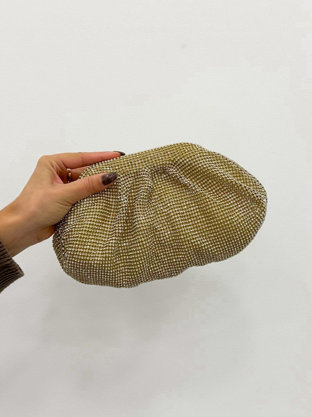 Clutch em forma de caixinha de bombons com brilhos dourados