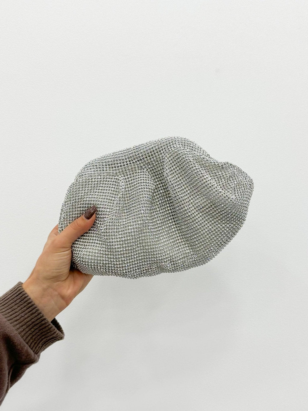 Clutch em forma de caixinha de bombons com brilhos prateados