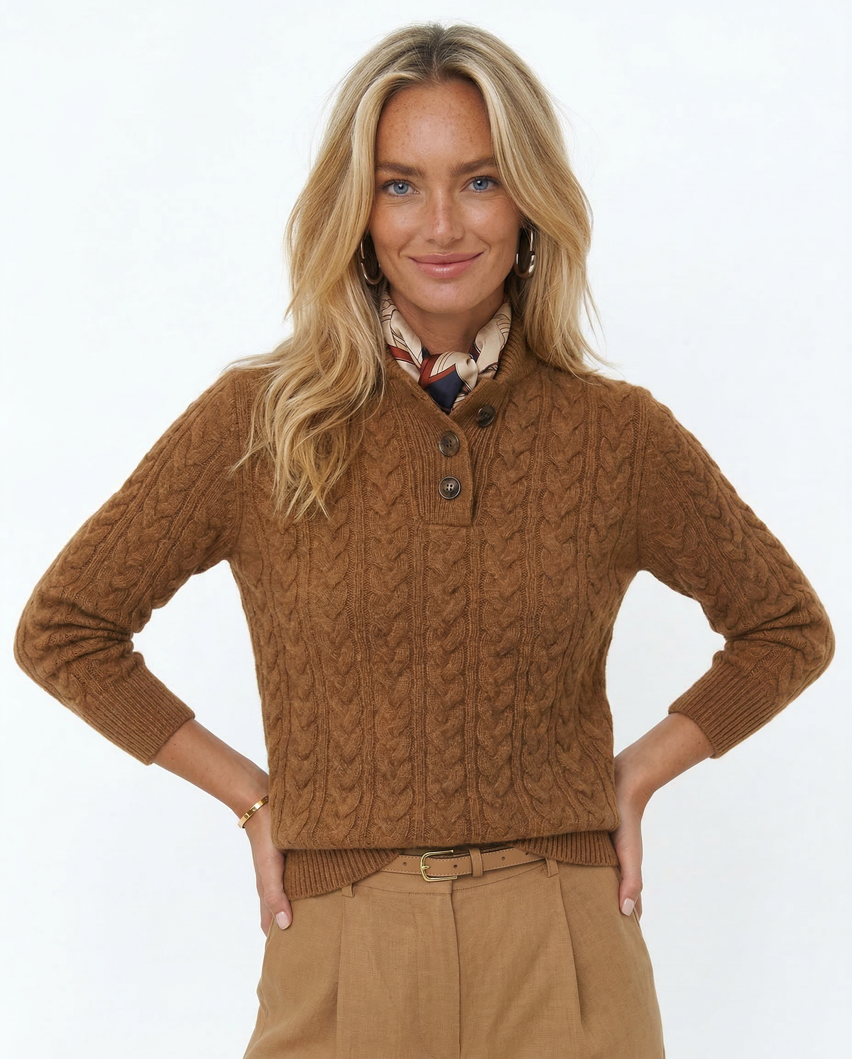 Jersey de punto trenzado con cuello alto y botones