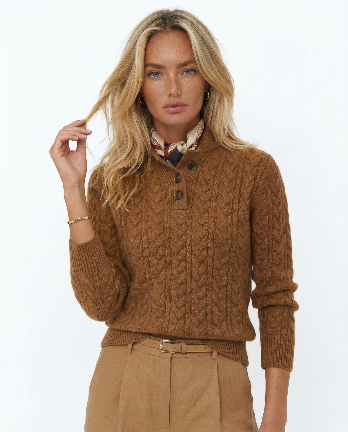 Jersey de punto trenzado con cuello alto y botones